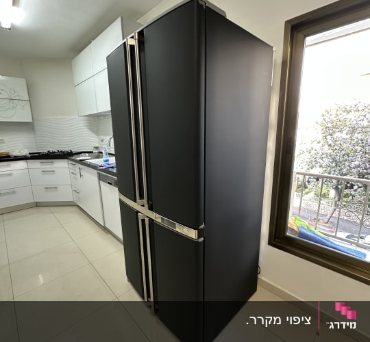 מקרר שחור במטבח מודרני עם חלון
